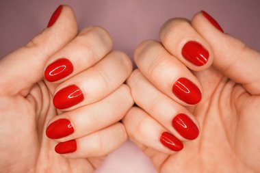 Kırmızı çivi ile kapalı eller