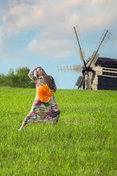 Όμορφη ξανθιά κοπέλα με μακριά μαλλιά πράσινο πεδίο στο υπαίθριο έθνικ χωριό Pirogovo στο Κίεβο της Ουκρανίας — Φωτογραφία Αρχείου