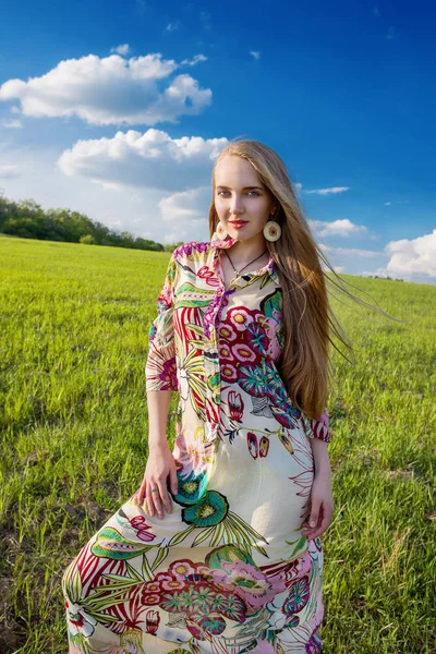 Menina loira bonita nova com cabelo longo no campo verde na aldeia étnica ao ar livre Pirogovo em Kiev Ucrânia — Fotografia de Stock