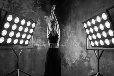 güzel çekici sarışın genç kadın dansçı sahne ışıkları içinde ücretsiz dans dans loft geçmiş ile siyah beyaz portre 