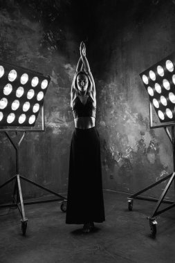 güzel çekici sarışın genç kadın dansçı sahne ışıkları içinde ücretsiz dans dans loft geçmiş ile siyah beyaz portre 