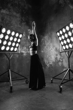 güzel çekici sarışın genç kadın dansçı sahne ışıkları içinde ücretsiz dans dans loft geçmiş ile siyah beyaz portre 