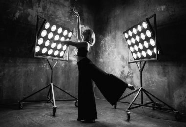 güzel çekici sarışın genç kadın dansçı sahne ışıkları içinde ücretsiz dans dans loft geçmiş ile siyah beyaz portre 