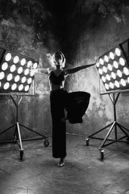 güzel çekici sarışın genç kadın dansçı sahne ışıkları içinde ücretsiz dans dans loft geçmiş ile siyah beyaz portre 