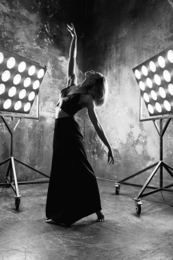 güzel çekici sarışın genç kadın dansçı sahne ışıkları içinde ücretsiz dans dans loft geçmiş ile siyah beyaz portre 