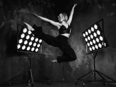 güzel çekici sarışın genç kadın dansçı sahne ışıkları içinde ücretsiz dans dans loft geçmiş ile siyah beyaz portre 