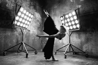 Işıklar içinde ücretsiz dans dans loft geçmiş ile sahnede güzel çekici sarışın genç kadın dansçı siyah ve beyaz soyut portre
