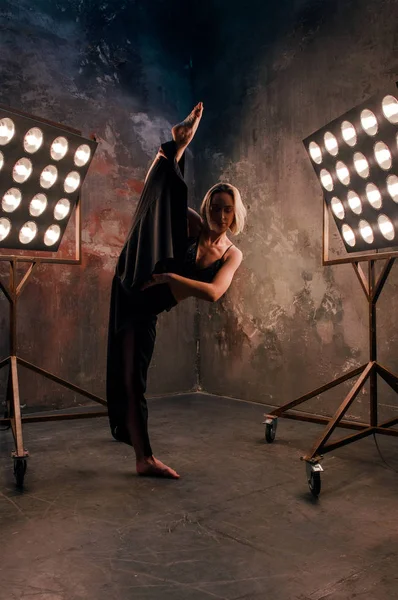 Porträtt av vackra attraktiv blond ung kvinna dansare på scenen med lampor i loft bakgrunden dansa fridans — Stockfoto
