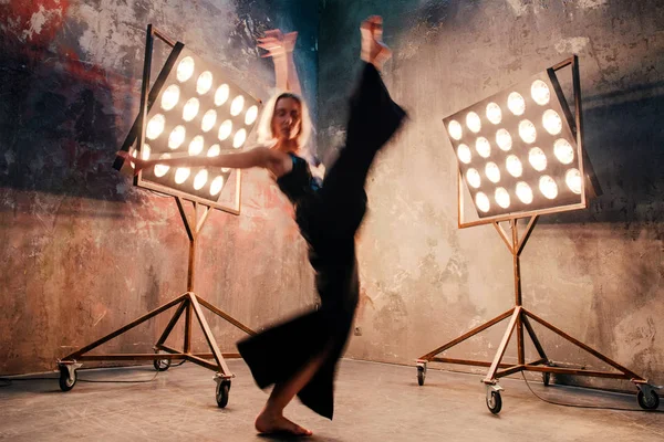 Abstrakta porträtt av vackra attraktiv blond ung kvinna dansare på scenen med lampor i loft bakgrunden dansa fridans — Stockfoto