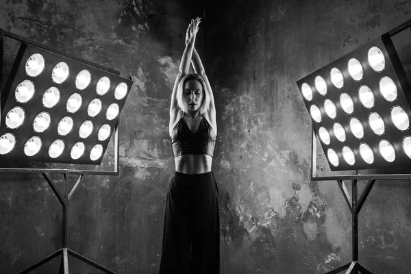 güzel çekici sarışın genç kadın dansçı sahne ışıkları içinde ücretsiz dans dans loft geçmiş ile siyah beyaz portre 