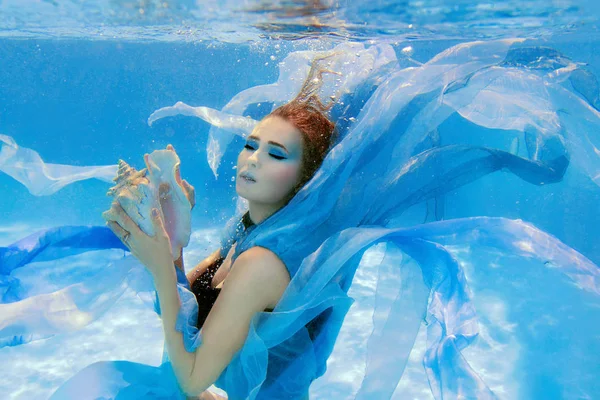 Retrato de moda subaquática de bela jovem mulher em vestido azul — Fotografia de Stock