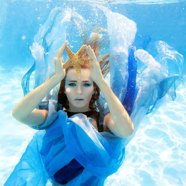 Portrait de mode sous-marine de belle jeune femme en robe bleue — Photo