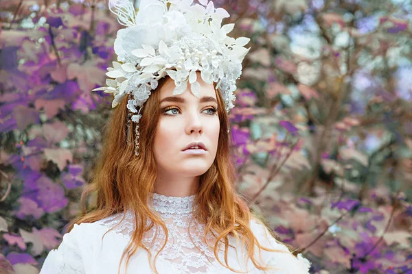 Porträt der roten Haare (Ingwer) schönes junges Mädchen Schneeprinzessin in einer Krone — Stockfoto