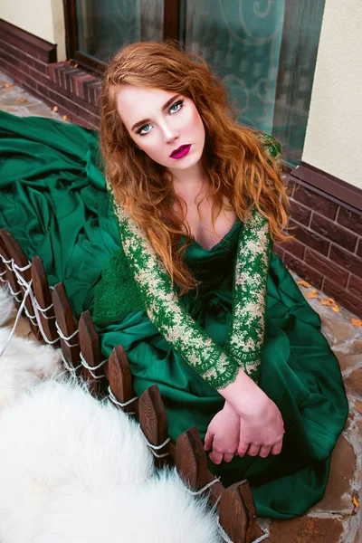 Vörös hajú (gyömbér), szép fiatal lány hosszú zöld ruha — Stock Fotó