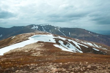 Manzara bahar bulutlu günde Dağları nın harika karlı tepe