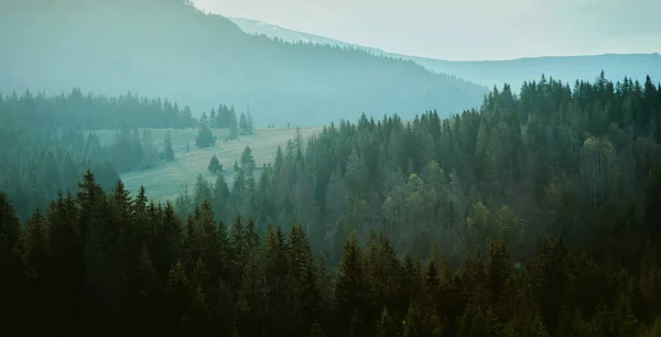 Paesaggio di grandi montagne in primavera — Foto Stock