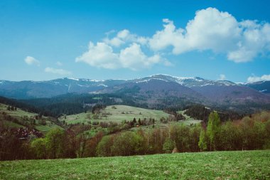 Manzara bahar güneşli günde büyük Dağları