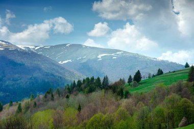 Manzara bahar güneşli günde büyük Dağları