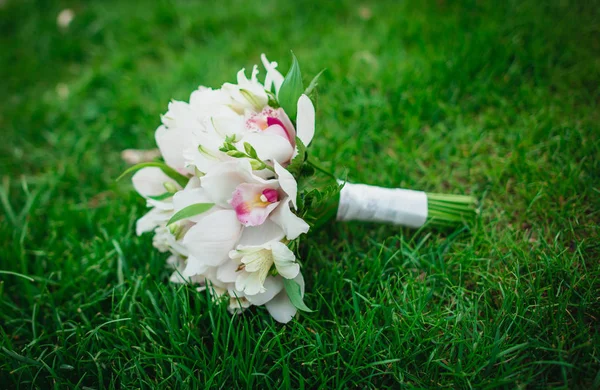 Hermoso increíble orquídeas blancas flores ramo de boda en la hierba verde —  Fotos de Stock