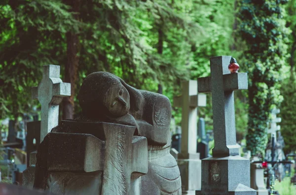 Vista para os monumentos e detalhes da arquitetura no cemitério Lychakivske, Lviv, Ucrânia, Europa — Fotografia de Stock