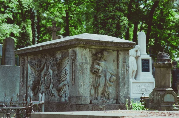 Vista para os monumentos e detalhes da arquitetura no cemitério Lychakivske, Lviv, Ucrânia, Europa — Fotografia de Stock