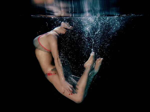 Víz alatti portré fiatal vonzó gyönyörű nő (ingyenes búvár) a sötét háttér — Stock Fotó