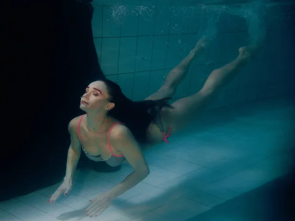 Onderwater portret van jonge aantrekkelijke mooie vrouw (gratis duiker) — Stockfoto