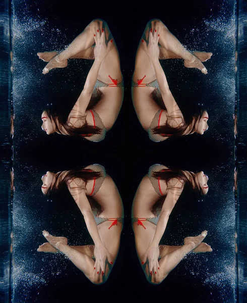 Onderwater patroon van jonge aantrekkelijke mooie vrouw (gratis duiker) tegen de donkere achtergrond — Stockfoto
