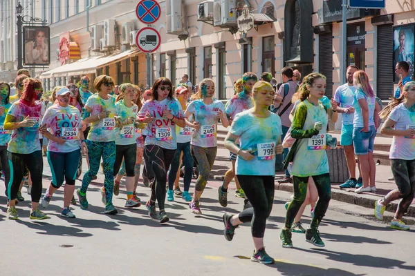 Rapportage schietpartijen van marathon Colorrun Kiev 2017, Oekraïne. 04 juni 2017. — Stockfoto