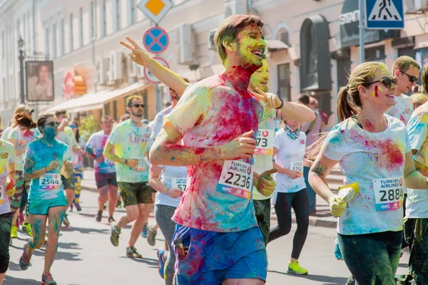 Rapportage schietpartijen van marathon Colorrun Kiev 2017, Oekraïne. 04 juni 2017. — Stockfoto