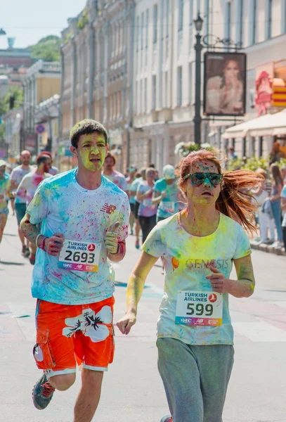 Rapportage schietpartijen van marathon Colorrun Kiev 2017, Oekraïne. 04 juni 2017. — Stockfoto