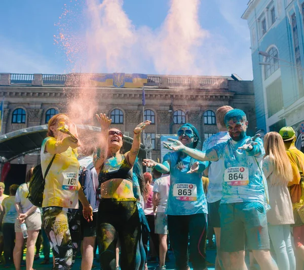 Rapportage schietpartijen van marathon Colorrun Kiev 2017, Oekraïne. 04 juni 2017. — Stockfoto