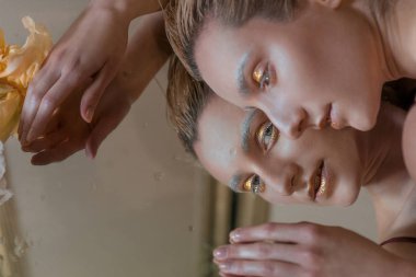 moda uzaylı altın genç sarışın çekici kadın portresi yapmak ayna Iris çiçekli döşeme 