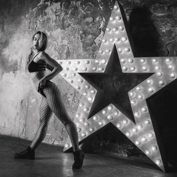 Retrato de hermosa mujer rubia atractiva bailarina con gran estrella en el fondo en el estudio de baile loft — Foto de Stock
