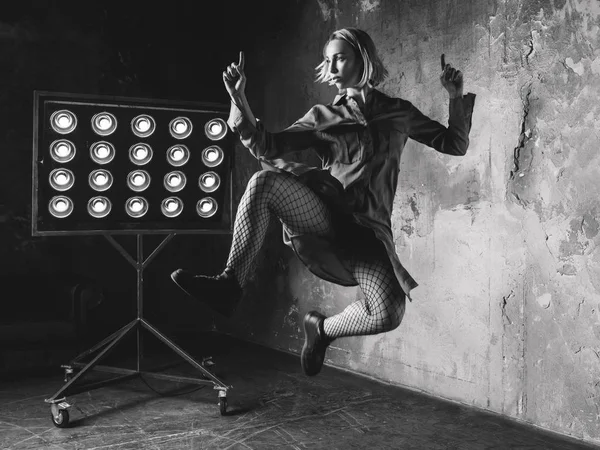 Retrato de hermosa mujer rubia atractiva bailarina saltando alto en el loft —  Fotos de Stock