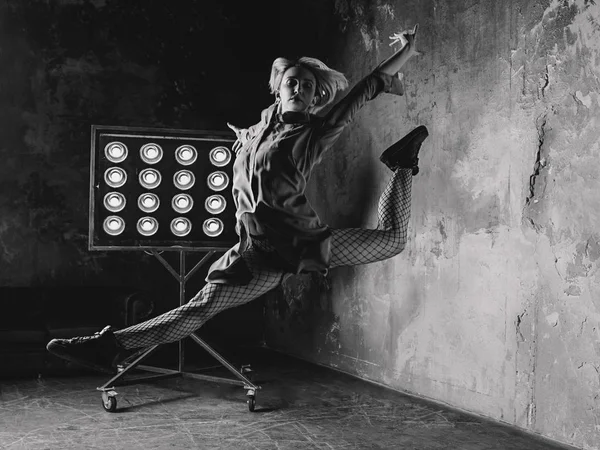 Porträtt av vackra attraktiv blond kvinna dansare hoppa högt på loftet — Stockfoto