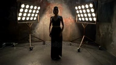 çatı stüdyo güzel çekici sarışın kadın dansçı.