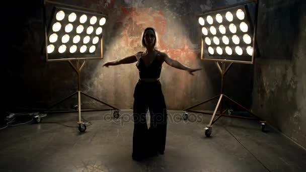아름 다운 매력적인 금발 여자 댄서 로프트 스튜디오에서 댄스. — 비디오