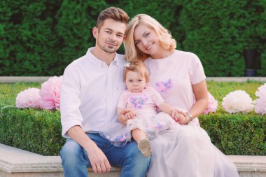 Mutlu genç anne parkta bebeklerini açık ile gülümseyen