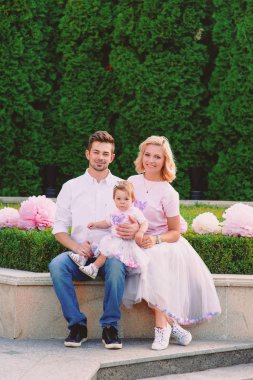 Mutlu genç anne parkta bebeklerini açık ile gülümseyen