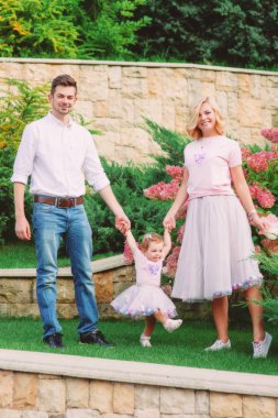 Mutlu genç anne parkta bebeklerini açık ile gülümseyen