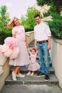 Mutlu genç anne parkta bebeklerini açık ile gülümseyen