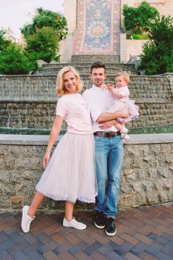 Mutlu genç anne parkta bebeklerini açık ile gülümseyen