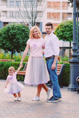 Mutlu genç anne parkta bebeklerini açık ile gülümseyen