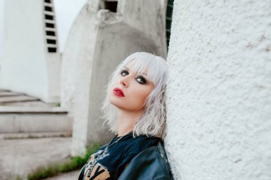 Şık grunge sarışın genç kadın portresi 