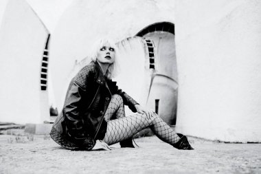 tek renkli şık grunge sarışın genç kadın portresi 