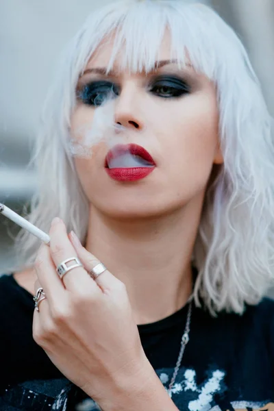 Retrato de la elegante rubia grunge joven mujer fumando cigarrillo — Foto de Stock