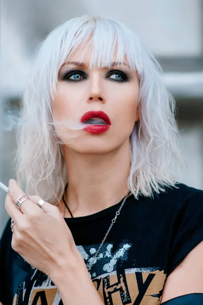 Retrato de elegante loira grunge jovem fumando cigarro — Fotografia de Stock