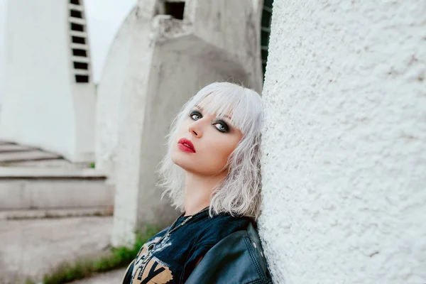 Retrato de mujer joven grunge rubia con estilo — Foto de Stock