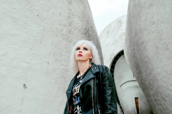 Porträt einer stilvollen blonden Grunge-jungen Frau — Stockfoto